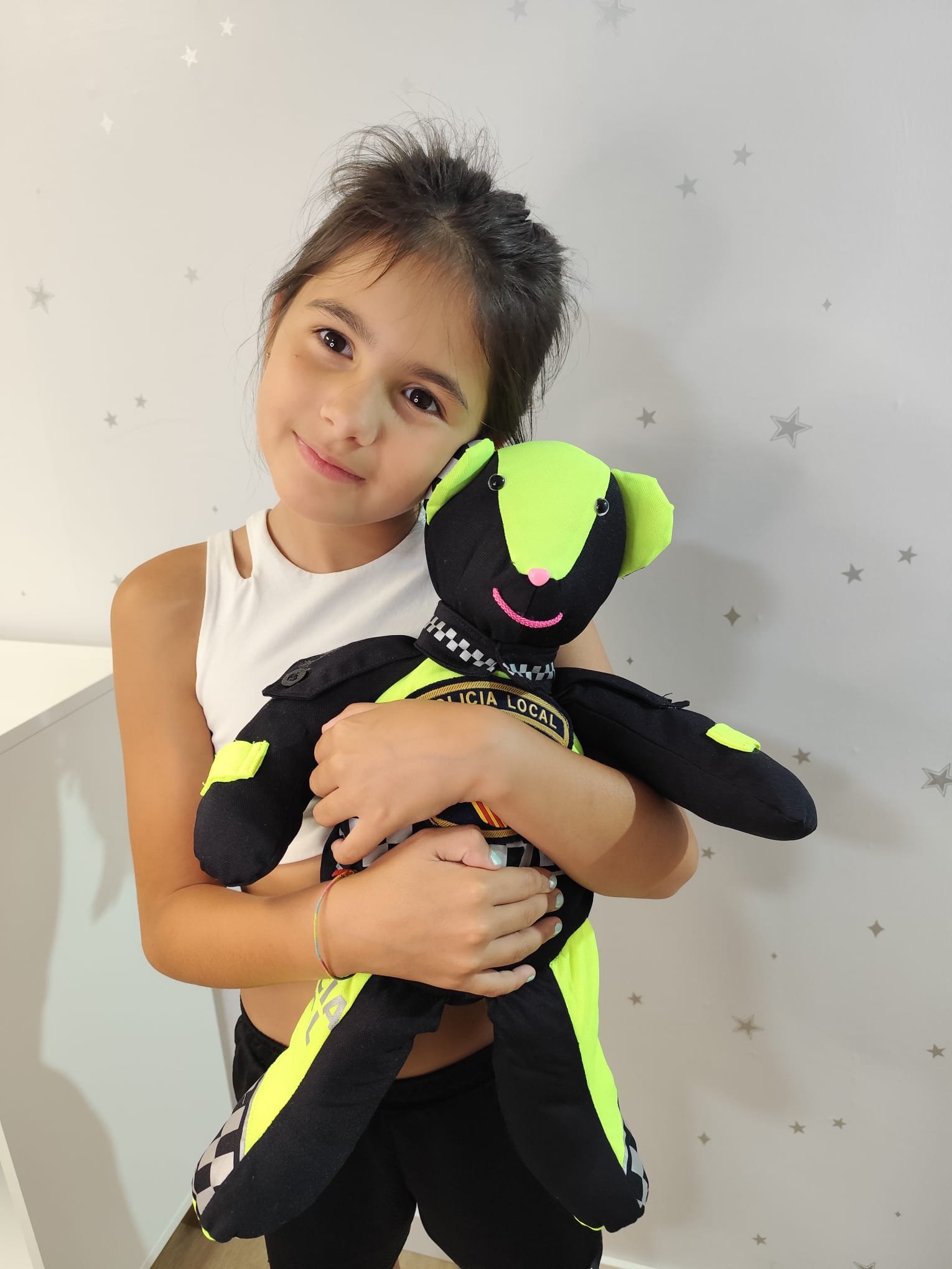 Niña abrazando osito memorial