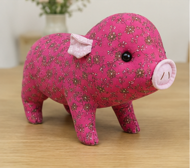 Cerdito memorial personalizado hecho con camisa fucsia flores