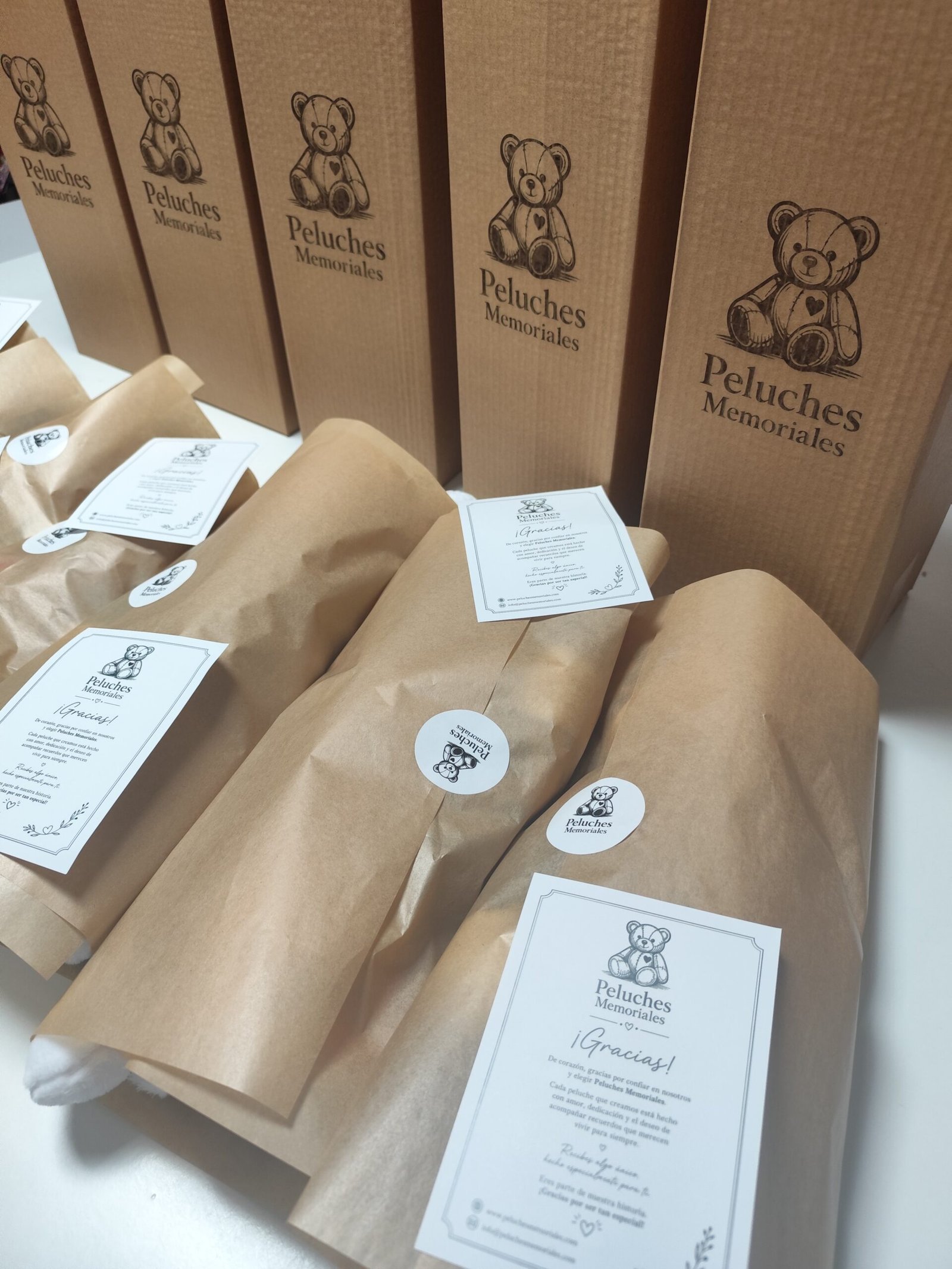Cajas y peluches memoriales envueltos